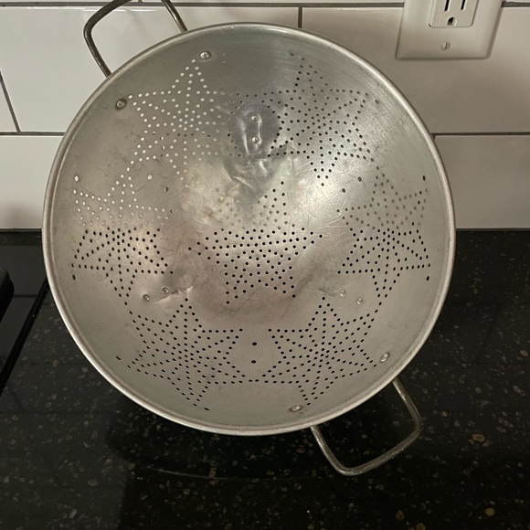 Vintage 1950s Metal Mirro Aluminum Star Pattern Strainer on 3 feet - Picture 5 of 8